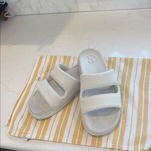 Lululemon woman’s s slides  size 8